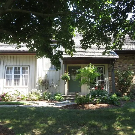 Cedar Gables Bed & Breakfast-2
